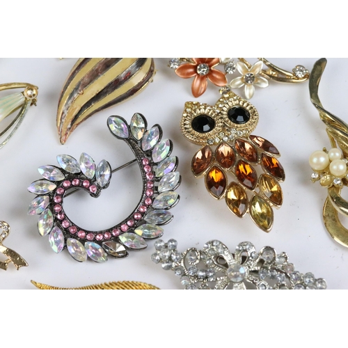 112 - A collection of brooches to include silver