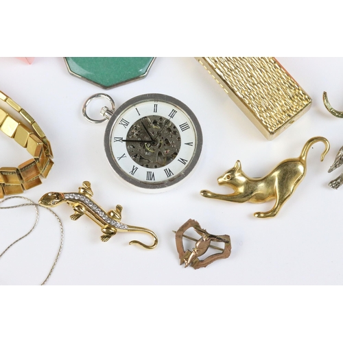 121 - A small group of mixed collectables to include gold & silver items, brooches, pocket watch....etc..