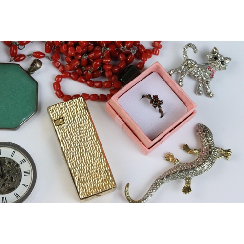 121 - A small group of mixed collectables to include gold & silver items, brooches, pocket watch....etc..