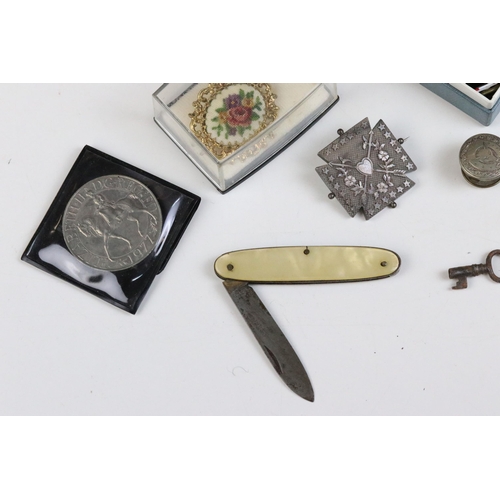 128 - A small group of collectables to include a 1895 USA Morgan silver dollar, a selection of jewellery t... 