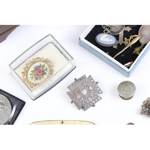 128 - A small group of collectables to include a 1895 USA Morgan silver dollar, a selection of jewellery t... 