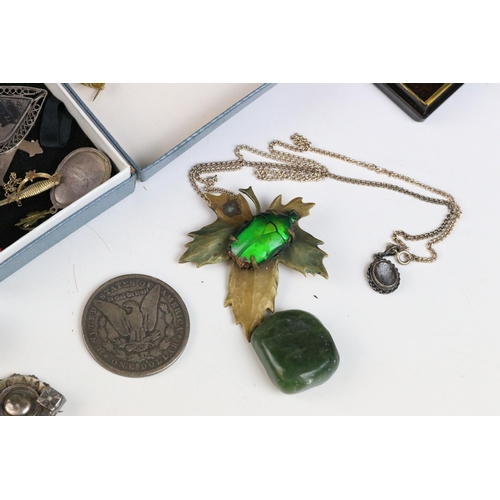 128 - A small group of collectables to include a 1895 USA Morgan silver dollar, a selection of jewellery t... 