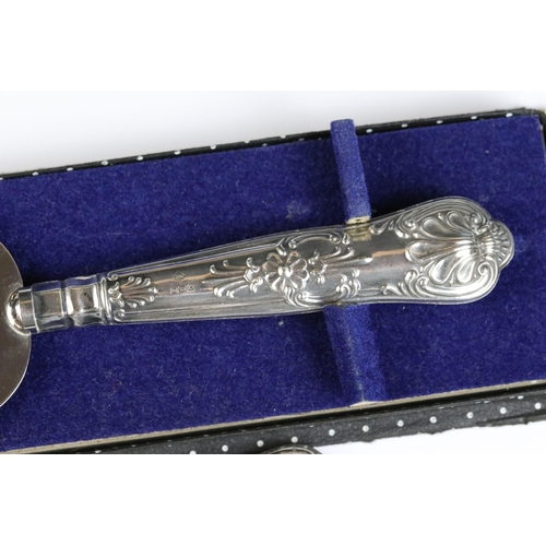 90 - Set of three silver handled items including boxed pie server, cheese knife and a grapefruit knife, a... 