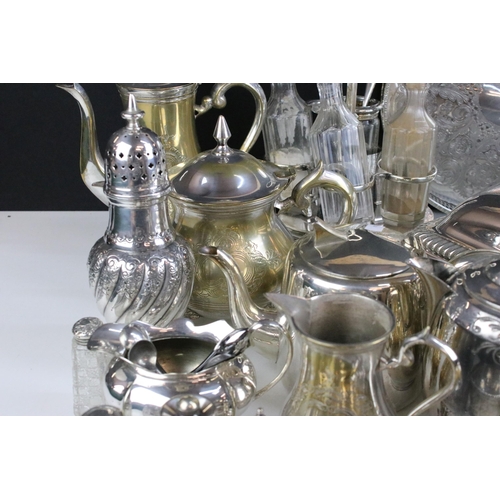 269 - Large collection of silver plate to include lidded entree dish, tea pots, coffee pot, handled cruet ... 