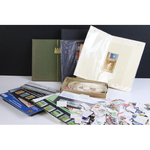 297 - Collection of assorted stamps and first day covers to include fourteen presentation pack stamps, loo... 