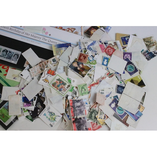 297 - Collection of assorted stamps and first day covers to include fourteen presentation pack stamps, loo... 