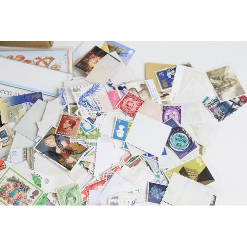 297 - Collection of assorted stamps and first day covers to include fourteen presentation pack stamps, loo... 