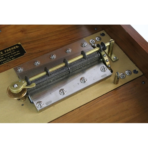 192A - A twin comb 15 1/2” polyphon disc music box, deluxe model on matching disc storage base. Excellent p... 