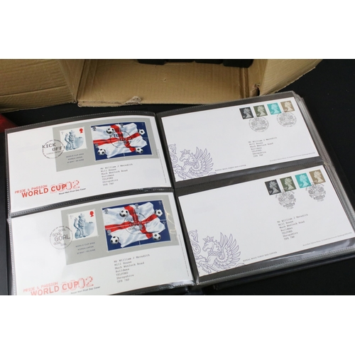 301 - Large collection of stamps and first day covers to include 1999 Royal Mail mint stamp book, two Cana... 