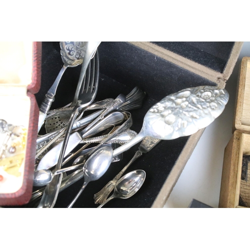 140 - A large collection of mixed vintage and contemporary costume jewellery to include silver examples to... 