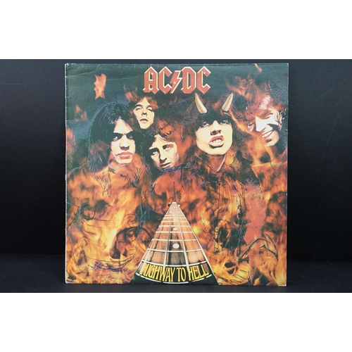 17 - Vinyl - 2 AC/DC foreign pressing albums to include: T.N.T. (Albert Productions – APLP 016, New Zeala... 