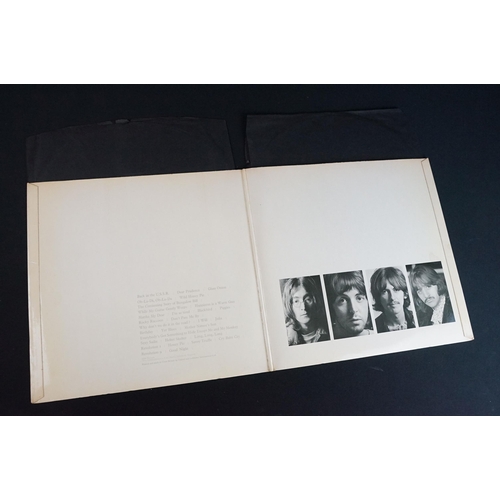 85 - Vinyl - The Beatles White Album (PCS 7067/8), numbered 0323483, black inners, top loader. Labels on ... 