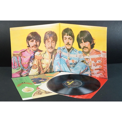 88 - Vinyl - The Beatles Sgt Pepper on Parlophone PMC 7027. Original UK mono pressing with red flame inne... 