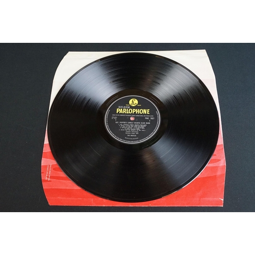 88 - Vinyl - The Beatles Sgt Pepper on Parlophone PMC 7027. Original UK mono pressing with red flame inne... 