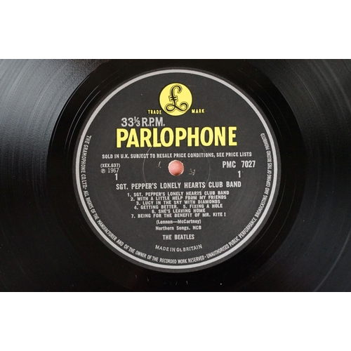 88 - Vinyl - The Beatles Sgt Pepper on Parlophone PMC 7027. Original UK mono pressing with red flame inne... 