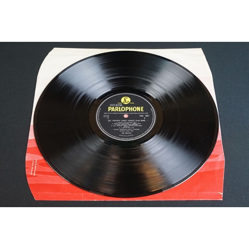 88 - Vinyl - The Beatles Sgt Pepper on Parlophone PMC 7027. Original UK mono pressing with red flame inne... 