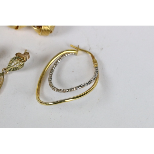 251 - A small group of ladies 9ct gold earrings.