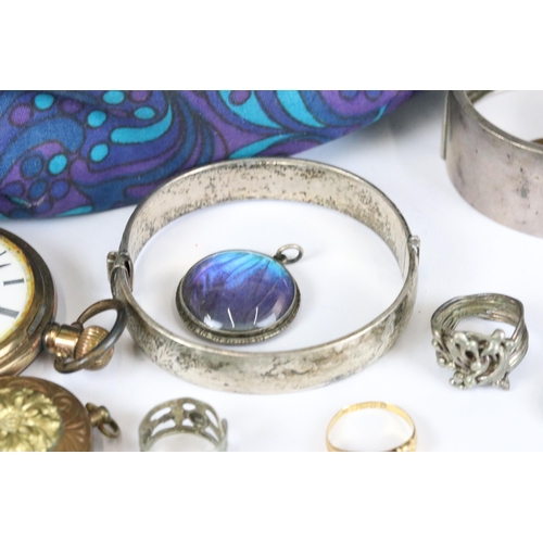 270 - A small group of collectables to include silver bangle bracelets, 18ct gold ring, powder compact, po... 