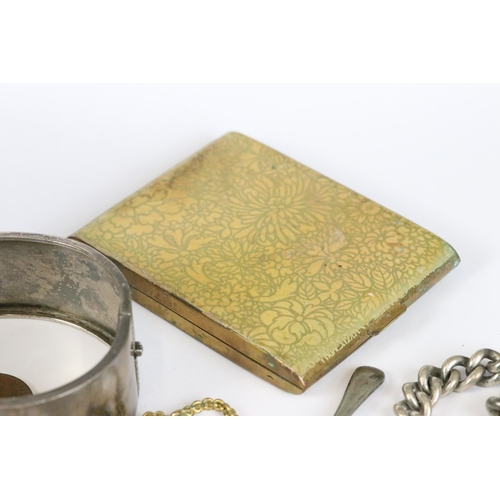 270 - A small group of collectables to include silver bangle bracelets, 18ct gold ring, powder compact, po... 