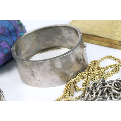 270 - A small group of collectables to include silver bangle bracelets, 18ct gold ring, powder compact, po... 