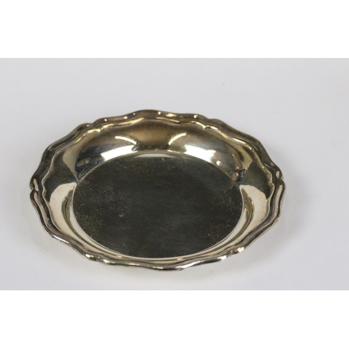 275 - A fully hallmarked sterling silver bonbon dish together with a hallmarked silver pin dish, both assa... 