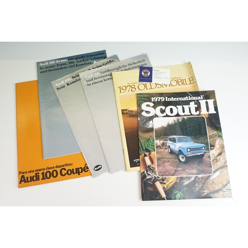 427 - Collection of vintage car advertising brochures and magazines to include Bedford, Austin Morris, Dod... 