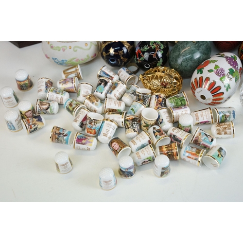 417 - Collection of fifty 'History of Britain' thimbles and display dome together with Franklin Mint 'The ... 