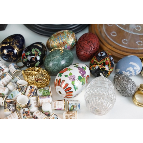 417 - Collection of fifty 'History of Britain' thimbles and display dome together with Franklin Mint 'The ... 