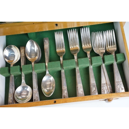 437 - Wooden canteen of Angora Silver Plate Co Ltd flatware cutlery together with a selection of community... 