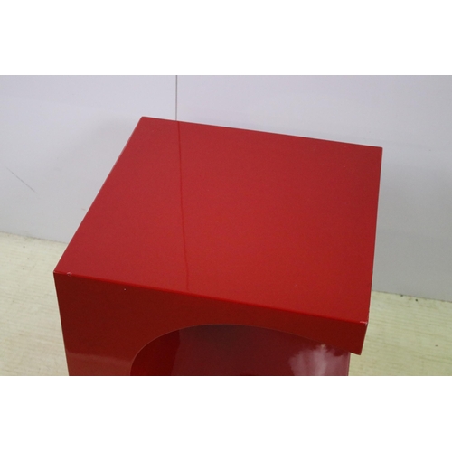 616 - Red painted steel coffee table in abstract design, H 50cm, W 50cm, D 50cm