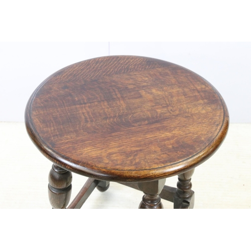 626 - Small oak side table with turned legs and plain stretchers, H 46cm, diameter 46cm