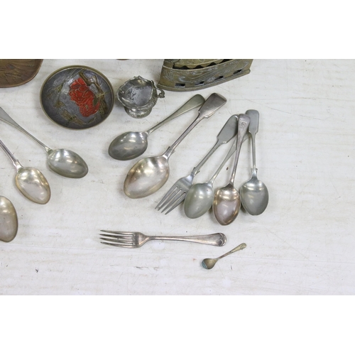 435A - Selection of brass to include blacksmith ornament, decorative irons, fruit bowl, footed bowl, knight... 