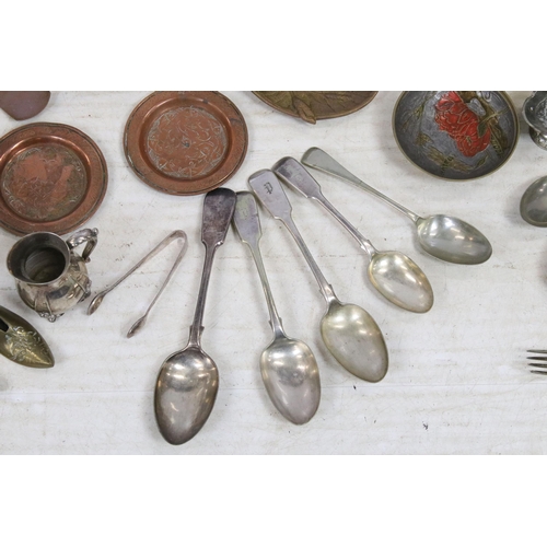 435A - Selection of brass to include blacksmith ornament, decorative irons, fruit bowl, footed bowl, knight... 