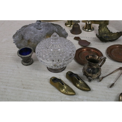 435A - Selection of brass to include blacksmith ornament, decorative irons, fruit bowl, footed bowl, knight... 