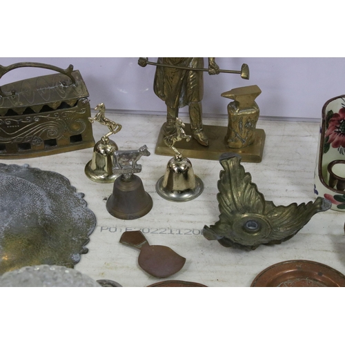 435A - Selection of brass to include blacksmith ornament, decorative irons, fruit bowl, footed bowl, knight... 