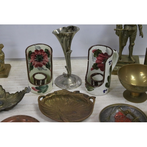 435A - Selection of brass to include blacksmith ornament, decorative irons, fruit bowl, footed bowl, knight... 