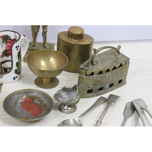 435A - Selection of brass to include blacksmith ornament, decorative irons, fruit bowl, footed bowl, knight... 