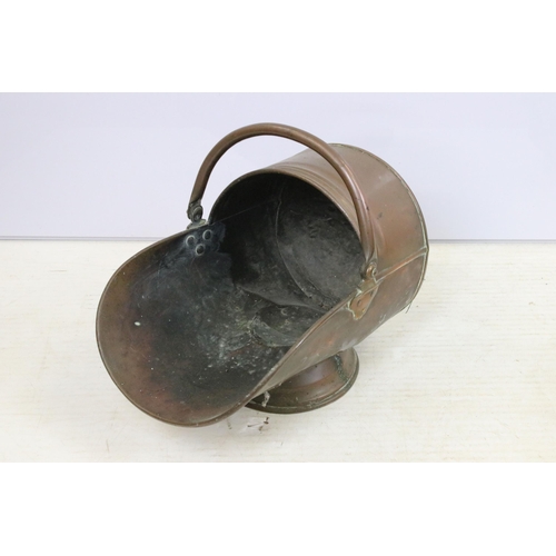 450A - Copper selection to include kettle, helmet coal scuttle bucket, W 40cm and an anchor light lantern, ... 