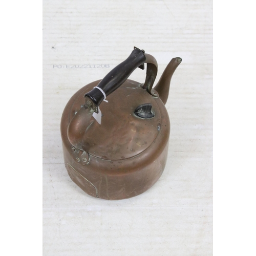 450A - Copper selection to include kettle, helmet coal scuttle bucket, W 40cm and an anchor light lantern, ... 