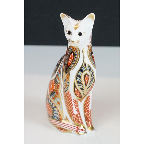 76 - Royal Crown Derby Imari pattern Siamese cat with gold stopper paperweight together with a Royal Worc... 