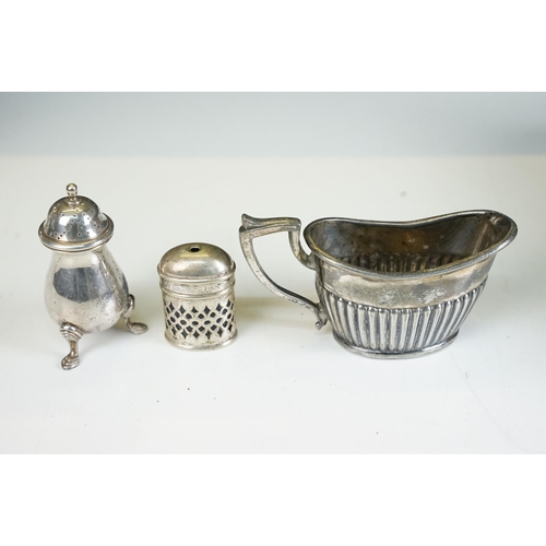 412 - Mixed silver plated items to include boxed spoons and knives, fish knives and forks, etc