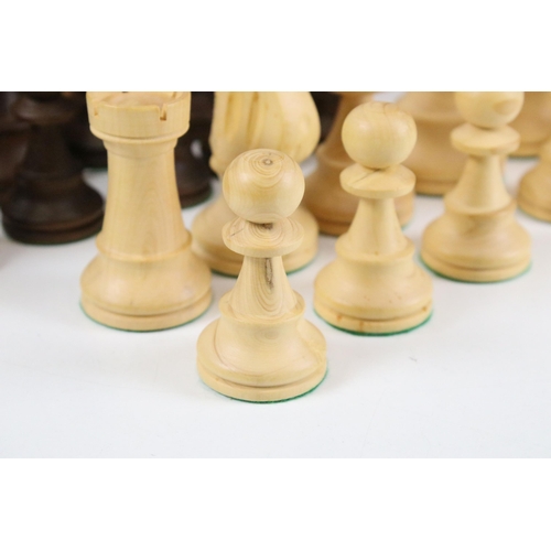 304 - Staunton wooden chess set, king 10.5 cm high, pawn 5.5 cm high, in wooden box