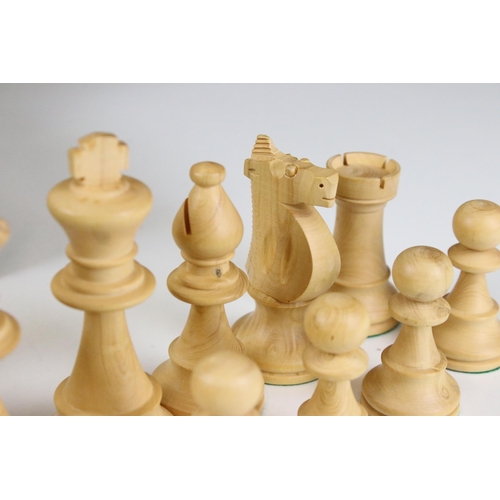 304 - Staunton wooden chess set, king 10.5 cm high, pawn 5.5 cm high, in wooden box