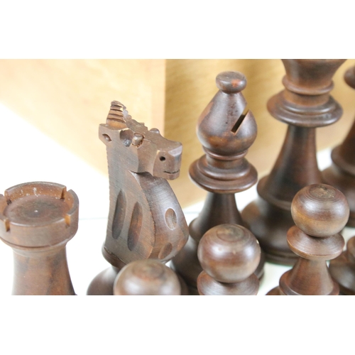 304 - Staunton wooden chess set, king 10.5 cm high, pawn 5.5 cm high, in wooden box