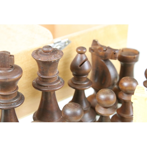 304 - Staunton wooden chess set, king 10.5 cm high, pawn 5.5 cm high, in wooden box