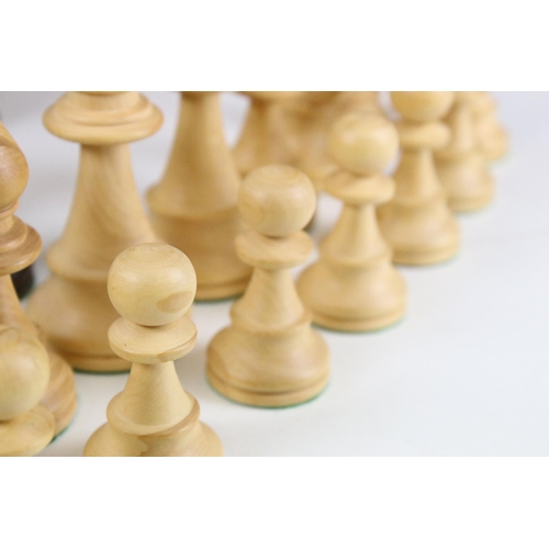 304 - Staunton wooden chess set, king 10.5 cm high, pawn 5.5 cm high, in wooden box