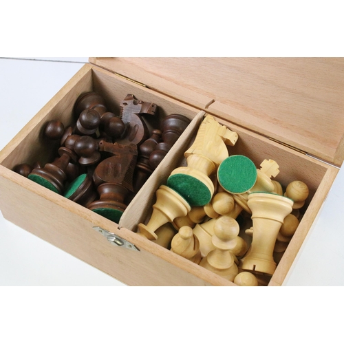 304 - Staunton wooden chess set, king 10.5 cm high, pawn 5.5 cm high, in wooden box