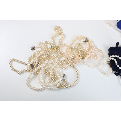 314 - Collection of cultured and simulated pearl necklaces. The lot to include purple, blue and cream cult... 