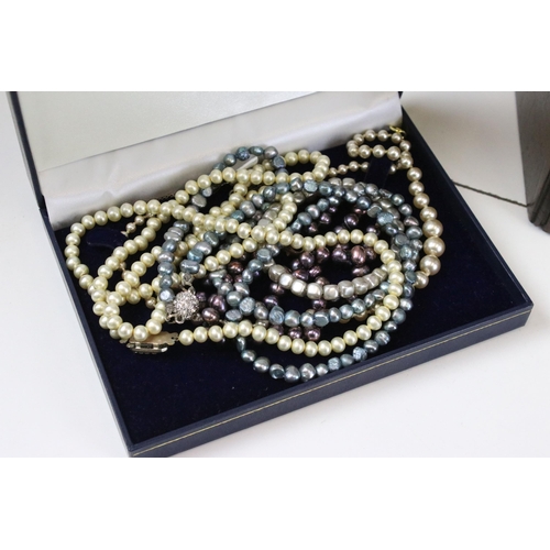 314 - Collection of cultured and simulated pearl necklaces. The lot to include purple, blue and cream cult... 