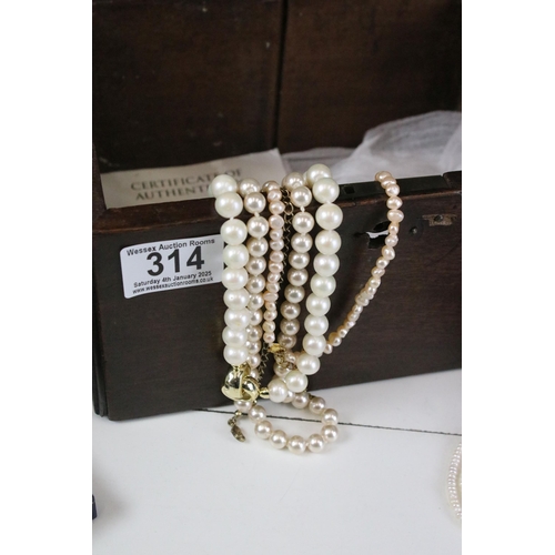 314 - Collection of cultured and simulated pearl necklaces. The lot to include purple, blue and cream cult... 